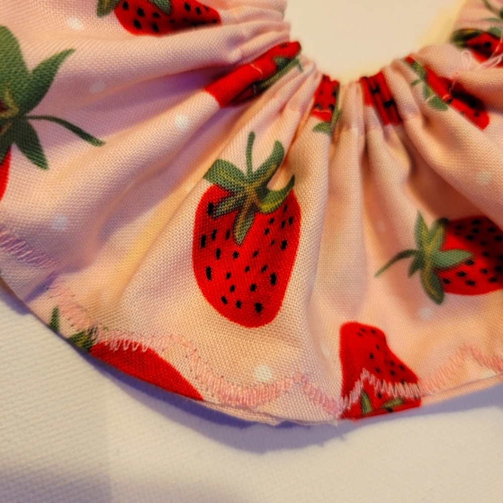 🍓 Strawberry 🍰 Scrunchie - Picture 4 of 5